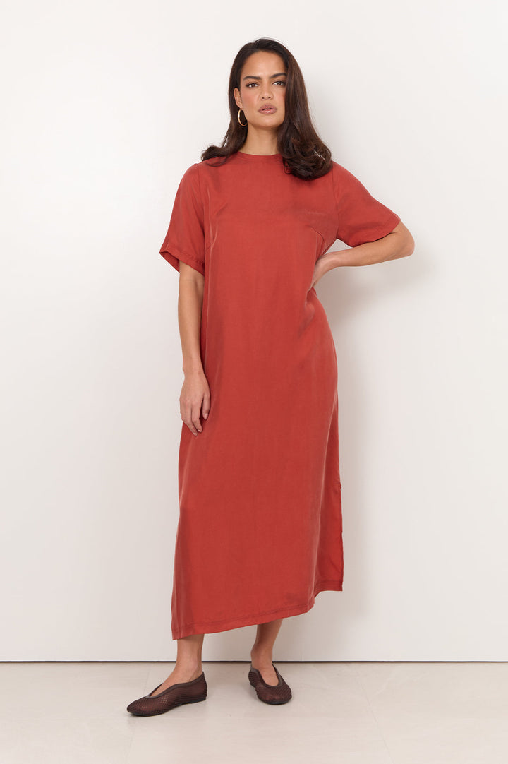 Oversized rust maxi dress for women featuring a side split and round neckline, perfect for casual or dressy occasions. 2