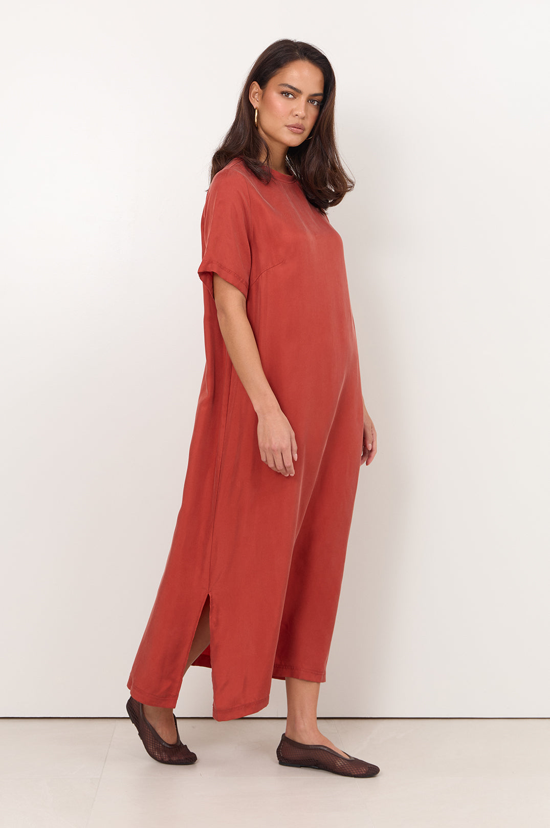 Oversized rust maxi dress for women featuring a side split and round neckline, perfect for casual or dressy occasions. 3