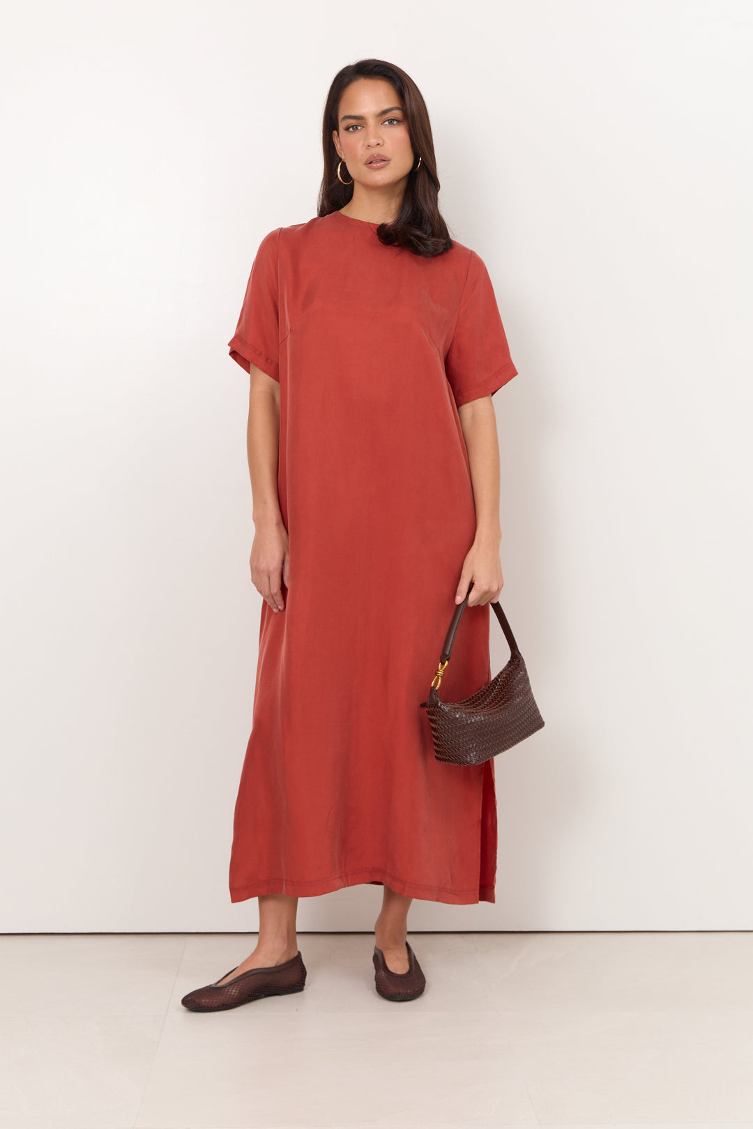 Oversized rust maxi dress for women featuring a side split and round neckline, perfect for casual or dressy occasions. 4