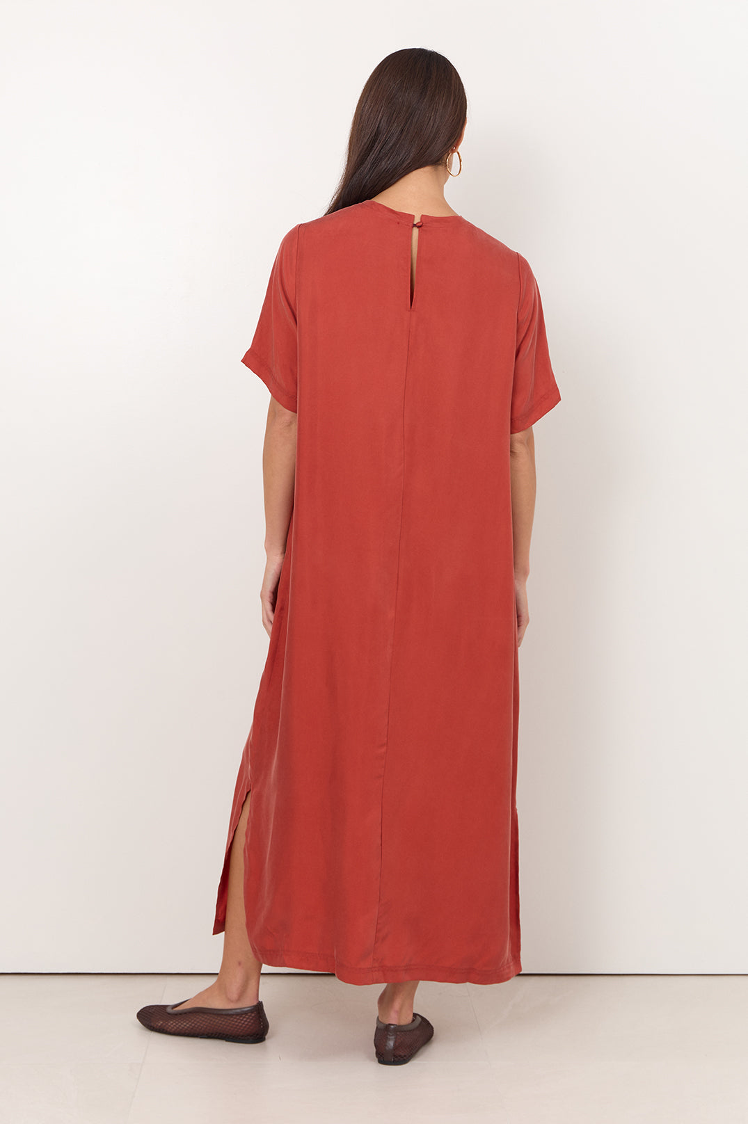 Oversized rust maxi dress for women featuring a side split and round neckline, perfect for casual or dressy occasions. 5