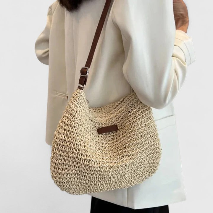 Elegant slouchy bag featuring an adjustable strap and secure zipper, perfect for everyday use with a versatile and stylish design. 1