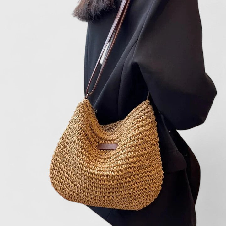 Elegant slouchy bag featuring an adjustable strap and secure zipper, perfect for everyday use with a versatile and stylish design. 2