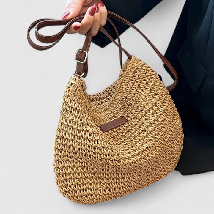 Elegant slouchy bag featuring an adjustable strap and secure zipper, perfect for everyday use with a versatile and stylish design. 3
