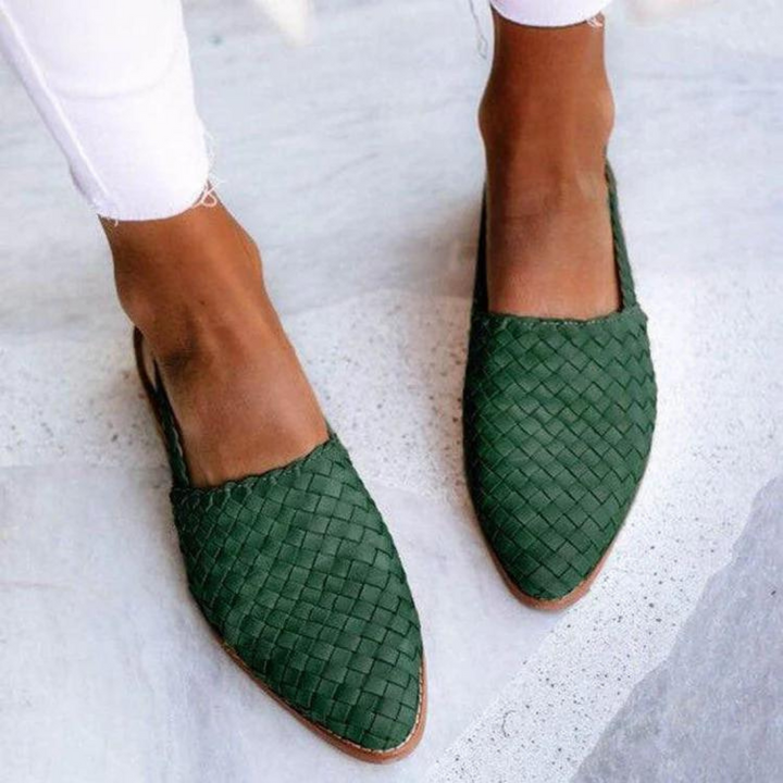 Handcrafted moccasins featuring an ergonomic flat sole, made from soft leather, perfect for spring and summer wear. 1