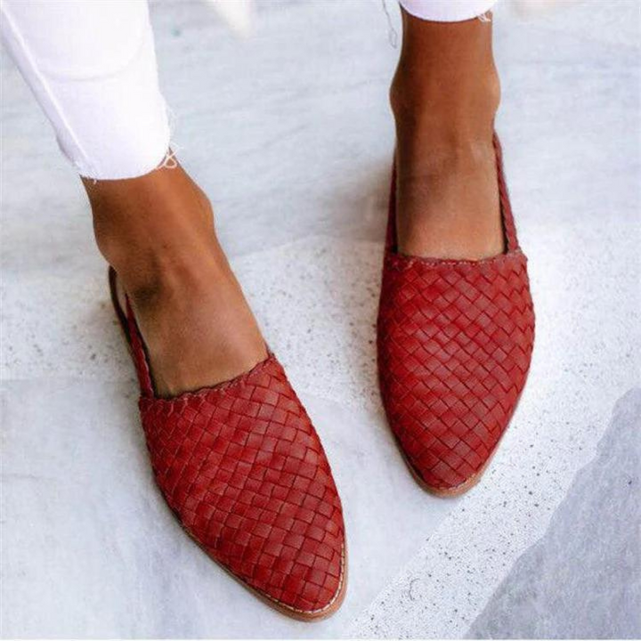 Handcrafted moccasins featuring an ergonomic flat sole, made from soft leather, perfect for spring and summer wear. 2