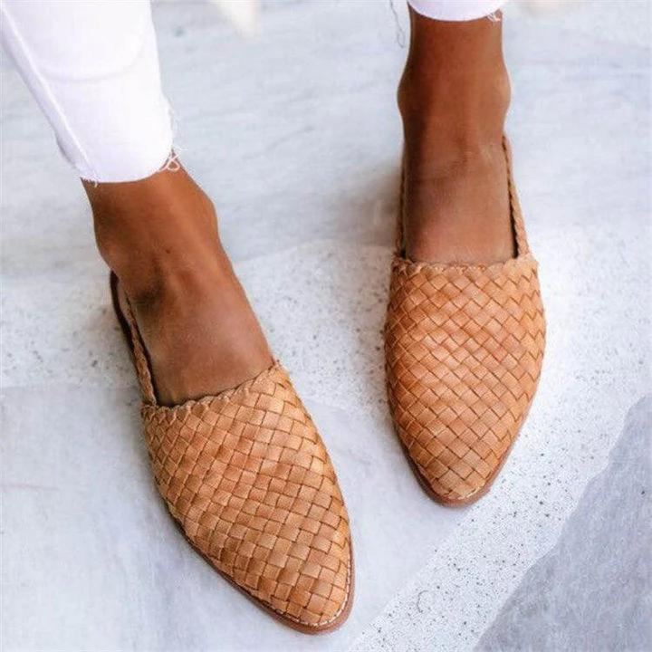 Handcrafted moccasins featuring an ergonomic flat sole, made from soft leather, perfect for spring and summer wear. 3
