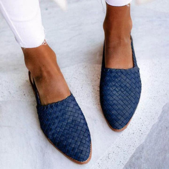 Handcrafted moccasins featuring an ergonomic flat sole, made from soft leather, perfect for spring and summer wear. 4