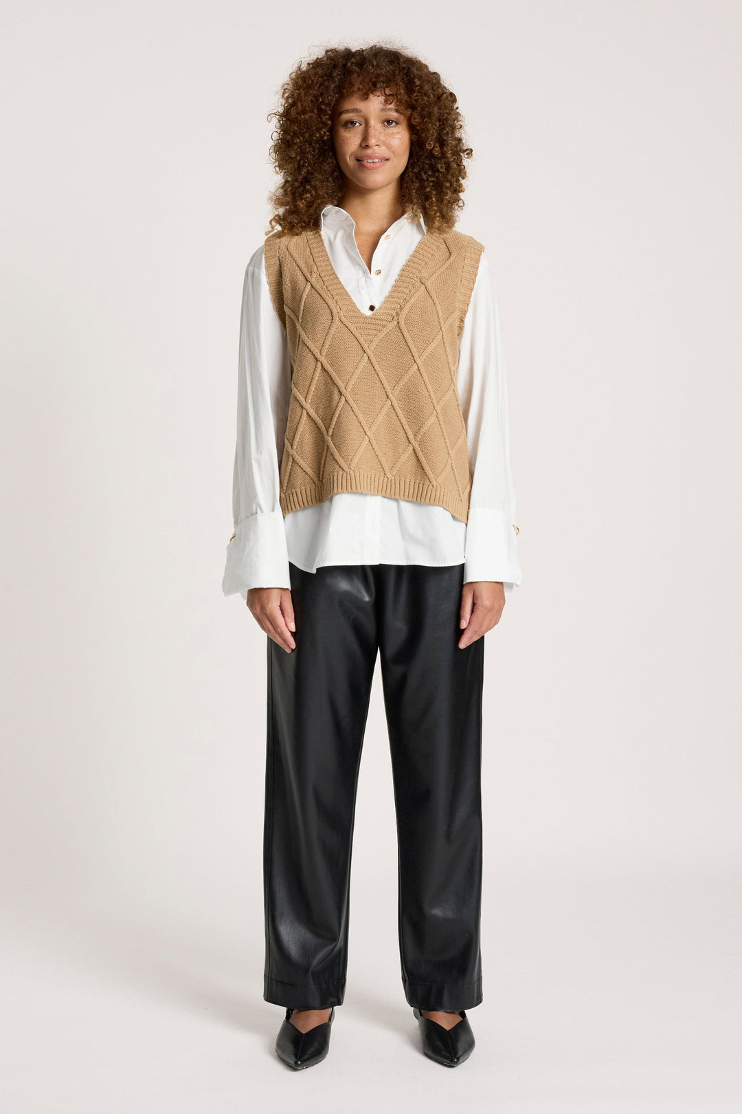 Knit vest with a stylish checkerboard pattern, made from breathable cotton, featuring a flattering V-neck design, perfect for ladies, in a rich mocha 2