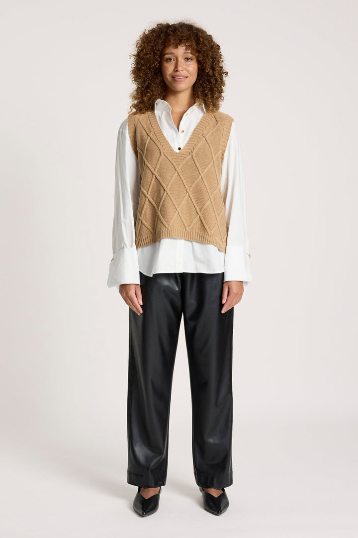 Knit vest with a stylish checkerboard pattern, made from breathable cotton, featuring a flattering V-neck design, perfect for ladies, in a rich mocha 2