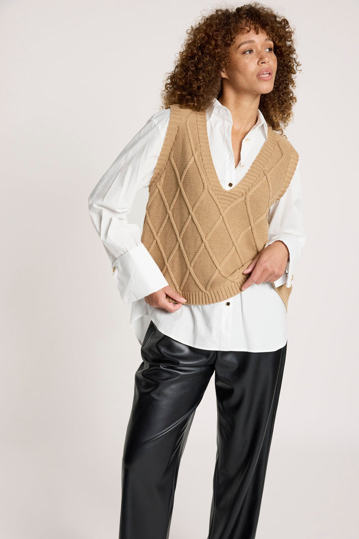 Knit vest with a stylish checkerboard pattern, made from breathable cotton, featuring a flattering V-neck design, perfect for ladies, in a rich mocha 3