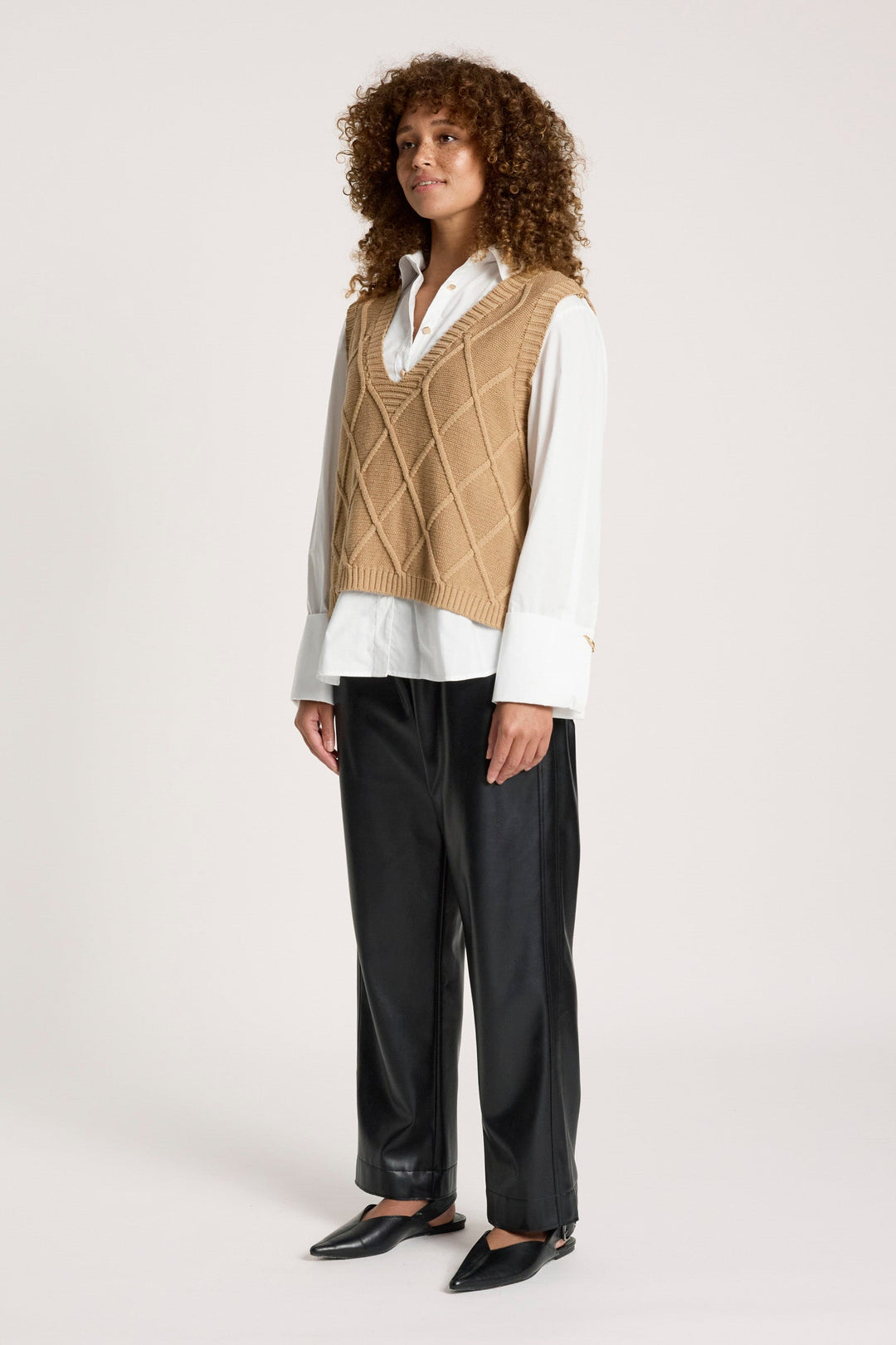 Knit vest with a stylish checkerboard pattern, made from breathable cotton, featuring a flattering V-neck design, perfect for ladies, in a rich mocha 5