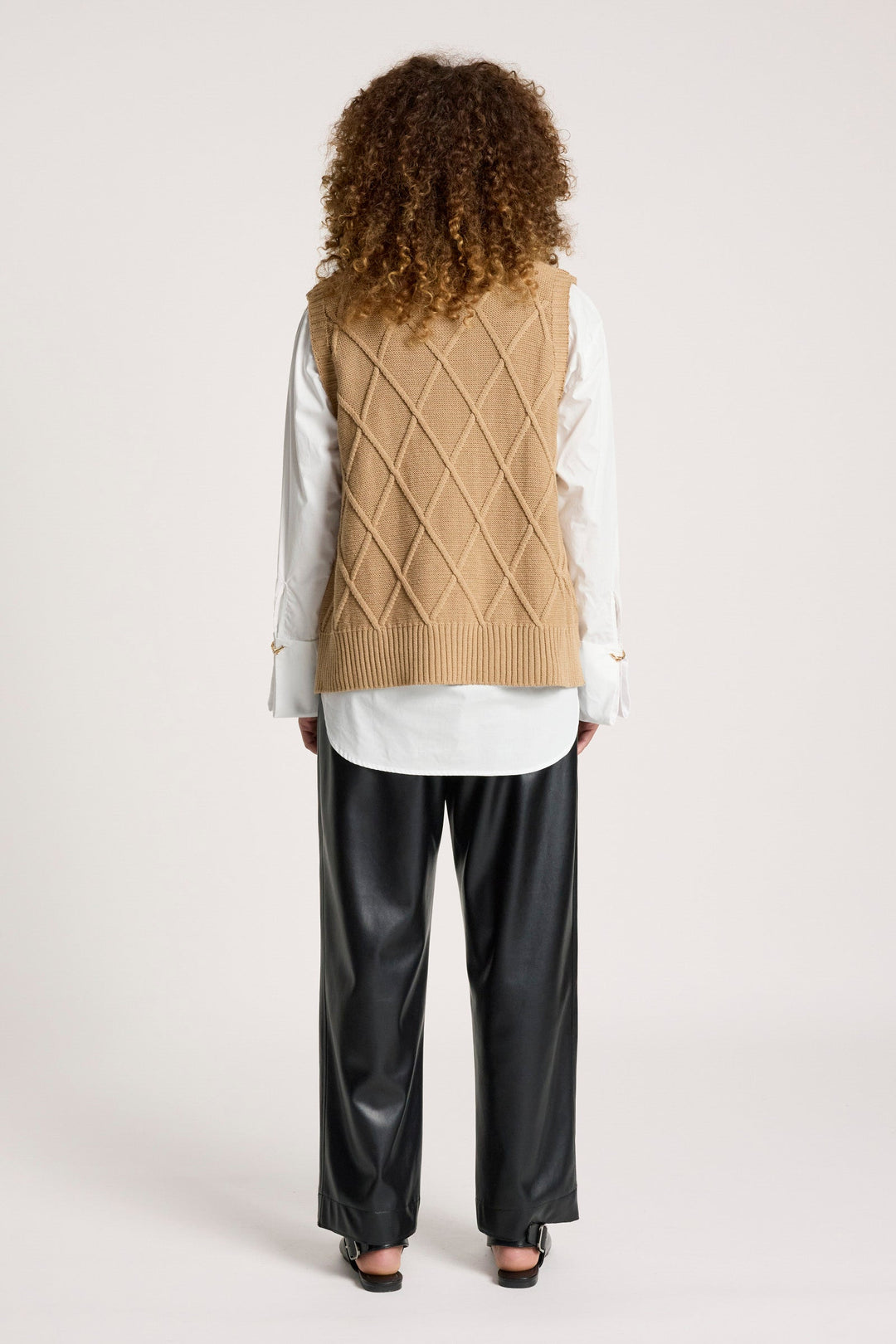 Knit vest with a stylish checkerboard pattern, made from breathable cotton, featuring a flattering V-neck design, perfect for ladies, in a rich mocha 7