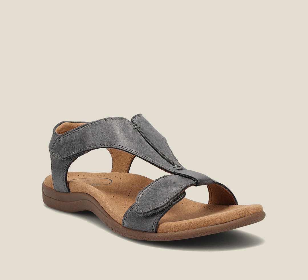 Orthopaedic sandals for women featuring an elegant closure and breathable design, perfect for comfortable summer footwear. 3