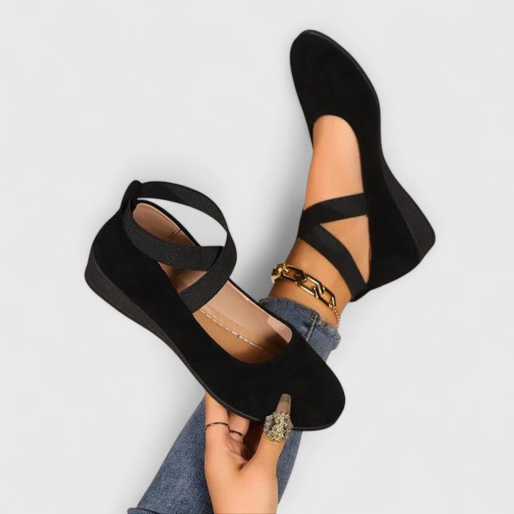 Orthopedic shoes for women featuring a cushioned fit and easy slip-on design, perfect for stylish everyday wear. 0