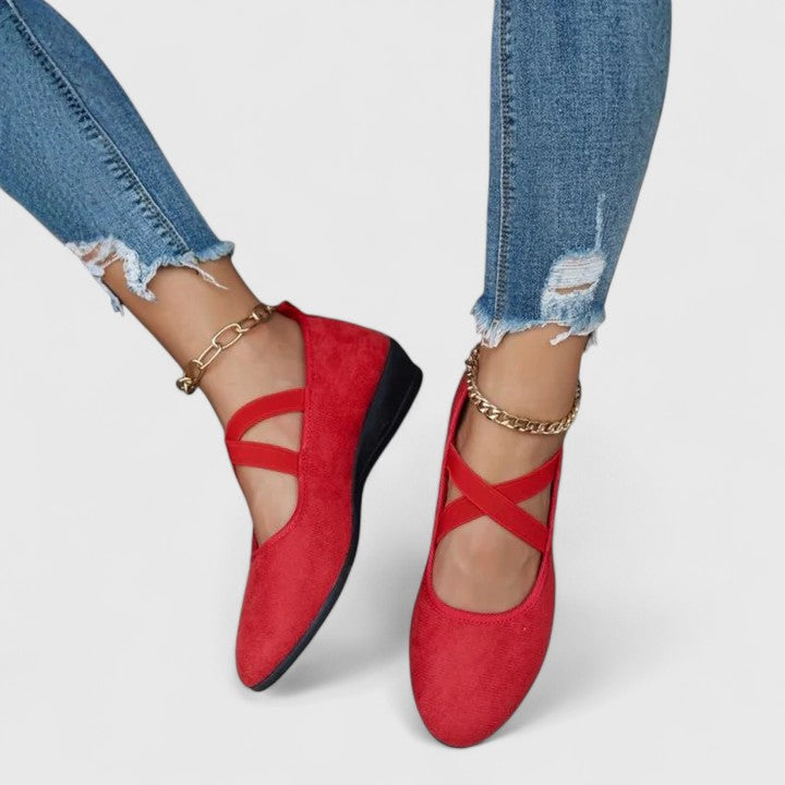 Orthopedic shoes for women featuring a cushioned fit and easy slip-on design, perfect for stylish everyday wear. 3