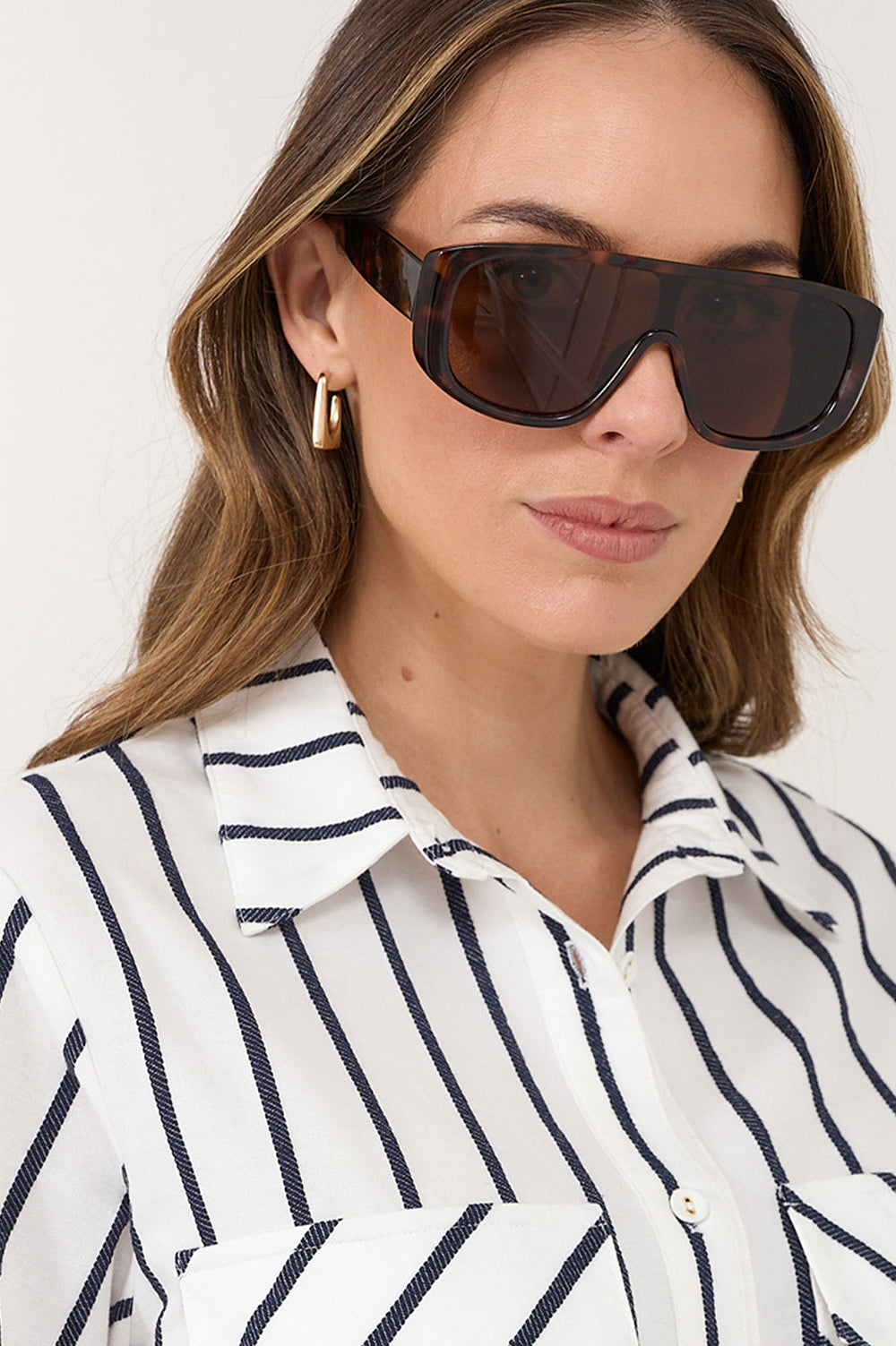 Tortoiseshell sunglasses featuring brown lenses and stylish metal accents, designed with a classic fixed nose bridge for a timeless look. 1