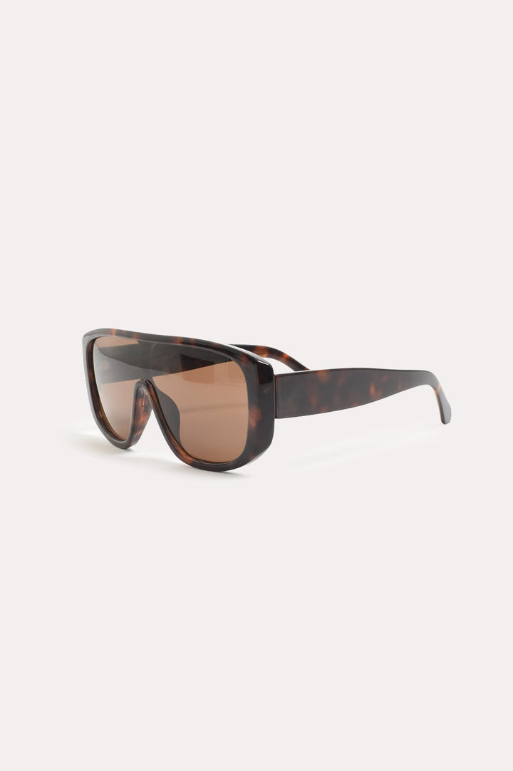 Tortoiseshell sunglasses featuring brown lenses and stylish metal accents, designed with a classic fixed nose bridge for a timeless look. 2