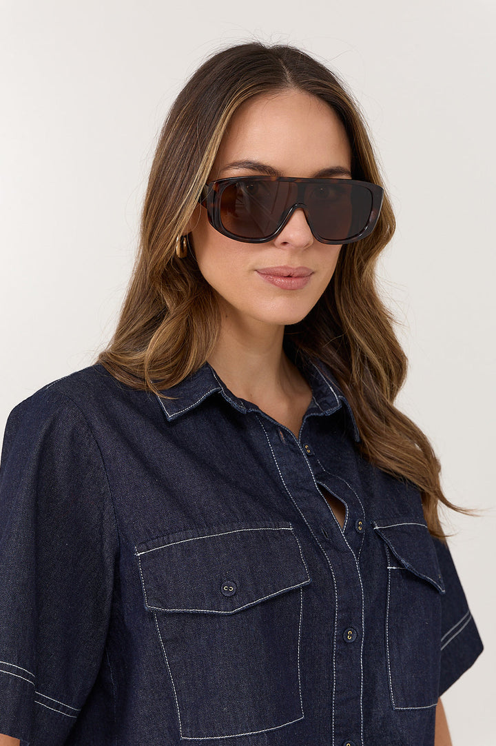 Tortoiseshell sunglasses featuring brown lenses and stylish metal accents, designed with a classic fixed nose bridge for a timeless look. 3