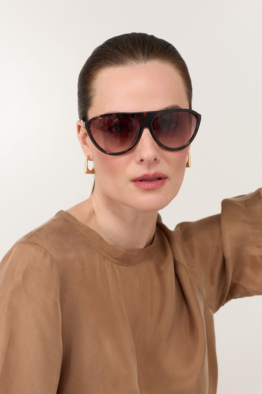 Tortoiseshell sunglasses featuring gradient lenses and elegant metal accents, designed with a fixed nose bridge for a fashionable look. 1