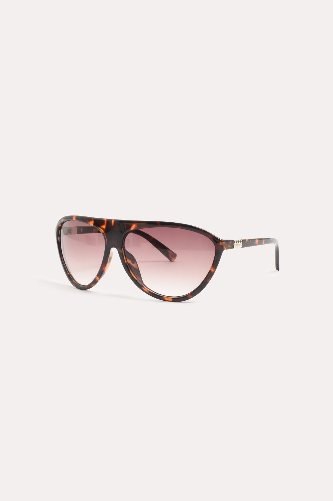 Tortoiseshell sunglasses featuring gradient lenses and elegant metal accents, designed with a fixed nose bridge for a fashionable look. 2