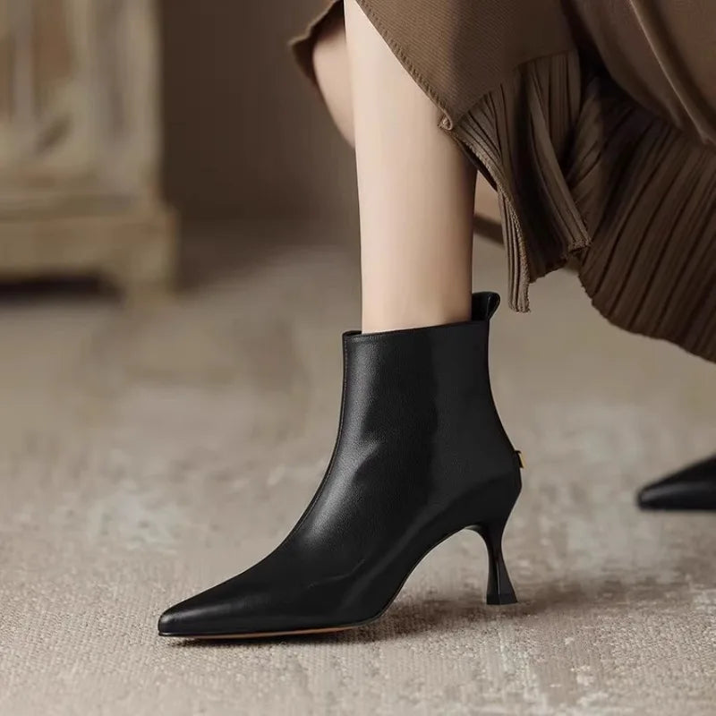 Women's Boots with Slender Kitten Heel and Pointed Toe – Elegant Black Design for All-Day Comfort 0