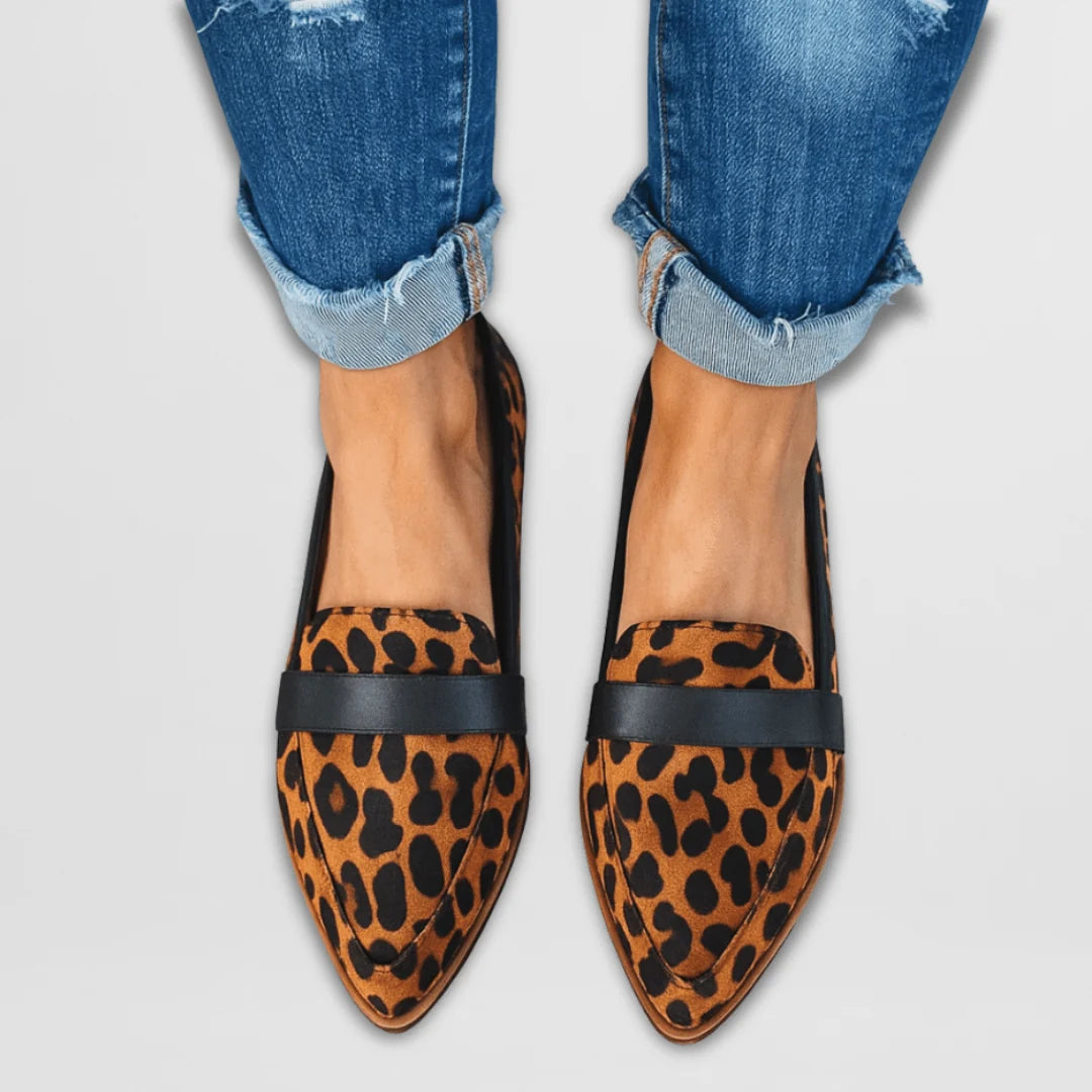 Women's suede loafers with a pointed design, featuring a chic and elegant look, perfect for autumn and winter outfits. 3