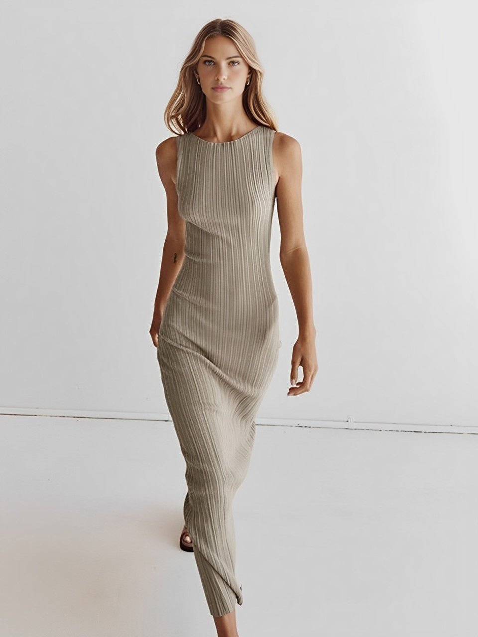 Women's sleeveless maxi dress featuring a ribbed texture and versatile round neck, perfect for summer outings and casual events. 0