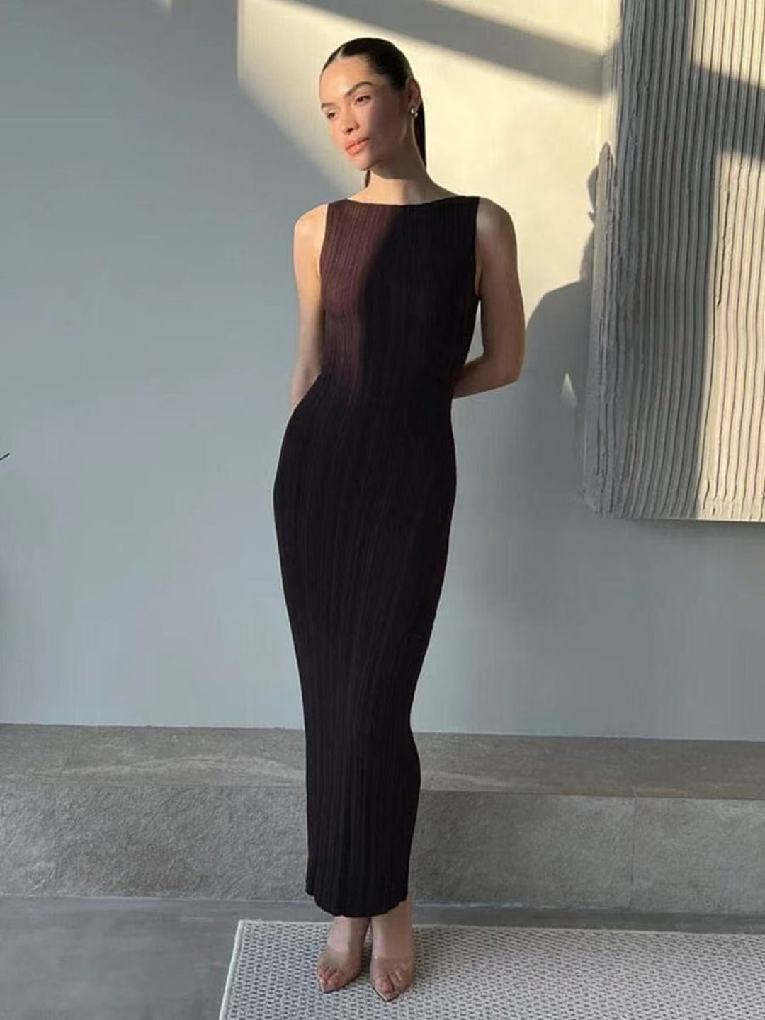 Women's sleeveless maxi dress featuring a ribbed texture and versatile round neck, perfect for summer outings and casual events. 5