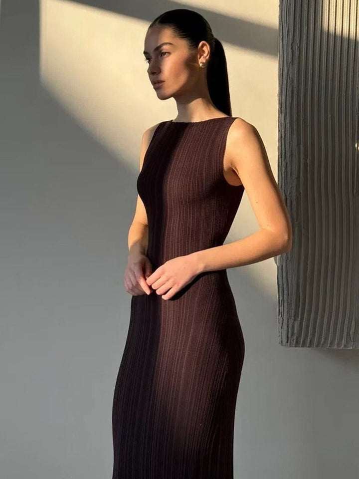 Women's sleeveless maxi dress featuring a ribbed texture and versatile round neck, perfect for summer outings and casual events. 6
