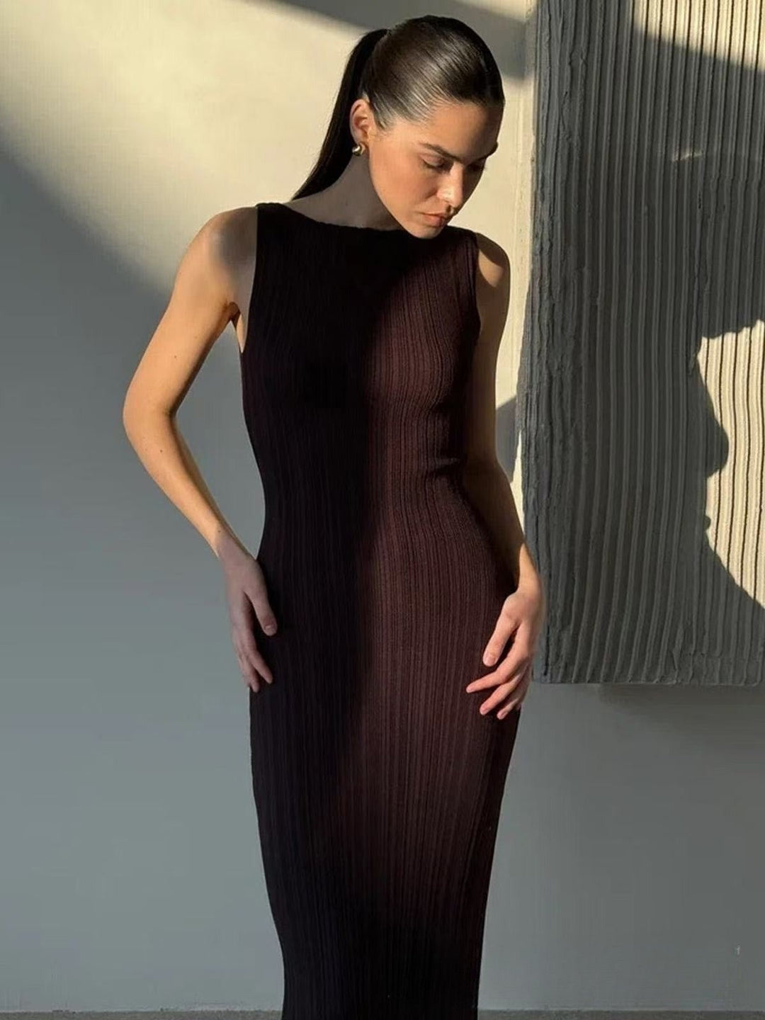 Women's sleeveless maxi dress featuring a ribbed texture and versatile round neck, perfect for summer outings and casual events. 7