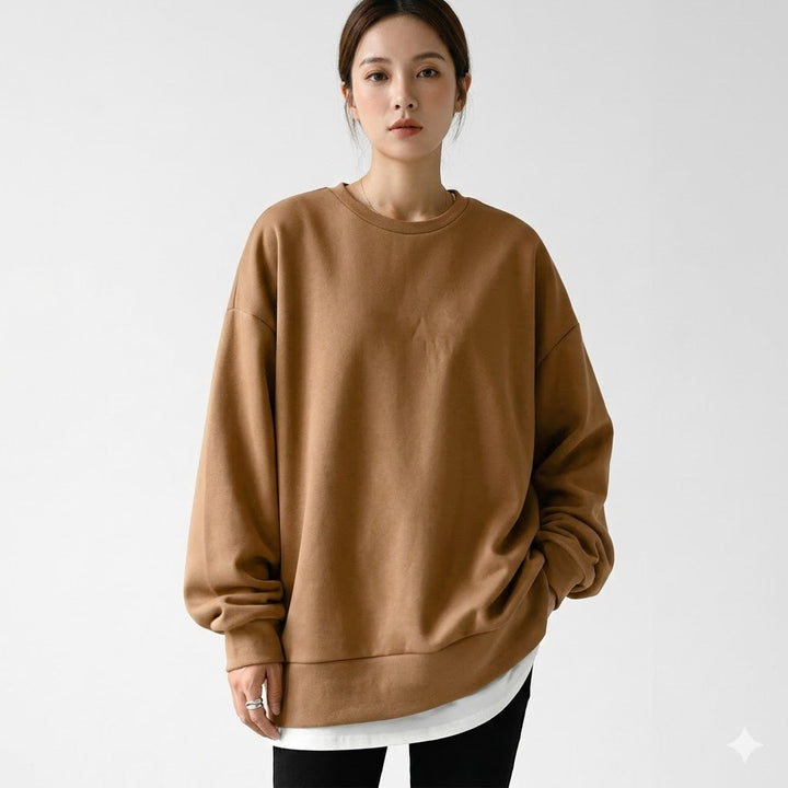 Women's oversized sweatshirt featuring a soft cotton-polyester blend, designed with a minimalist aesthetic for casual layering. 0