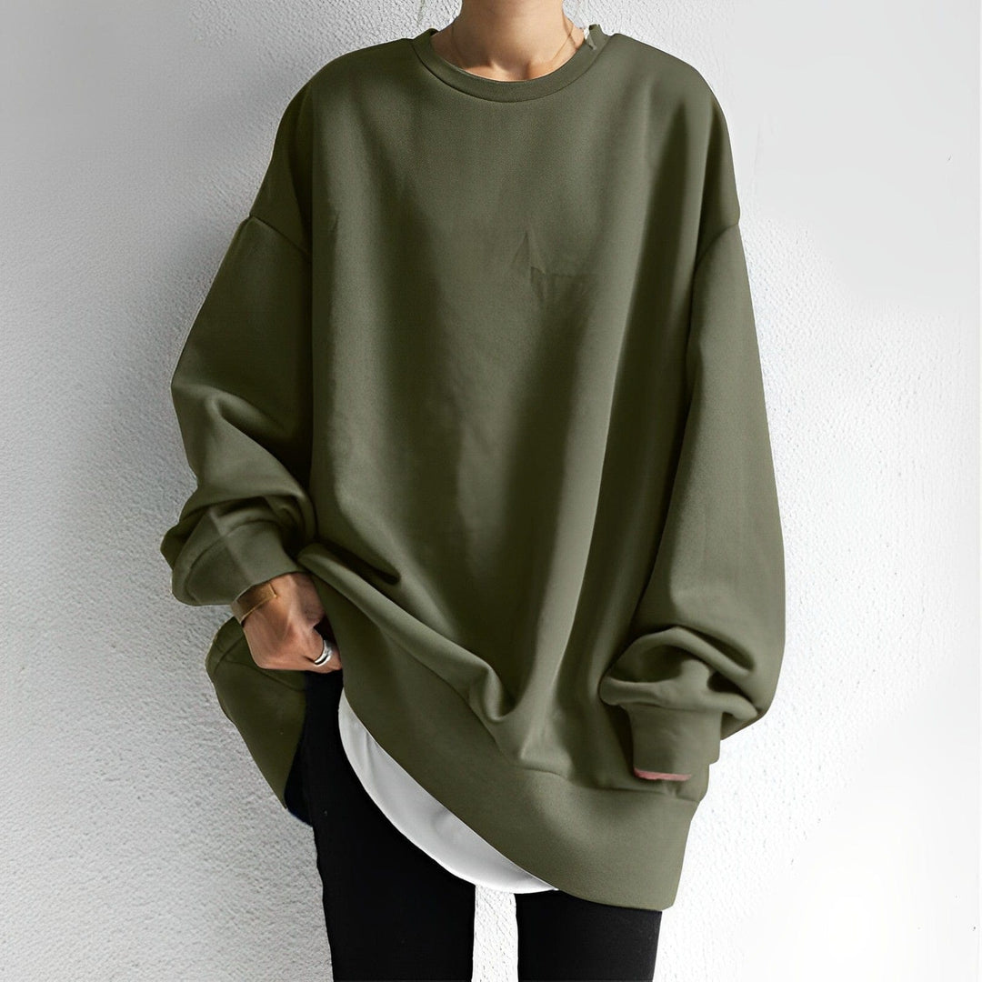 Women's oversized sweatshirt featuring a soft cotton-polyester blend, designed with a minimalist aesthetic for casual layering. 3