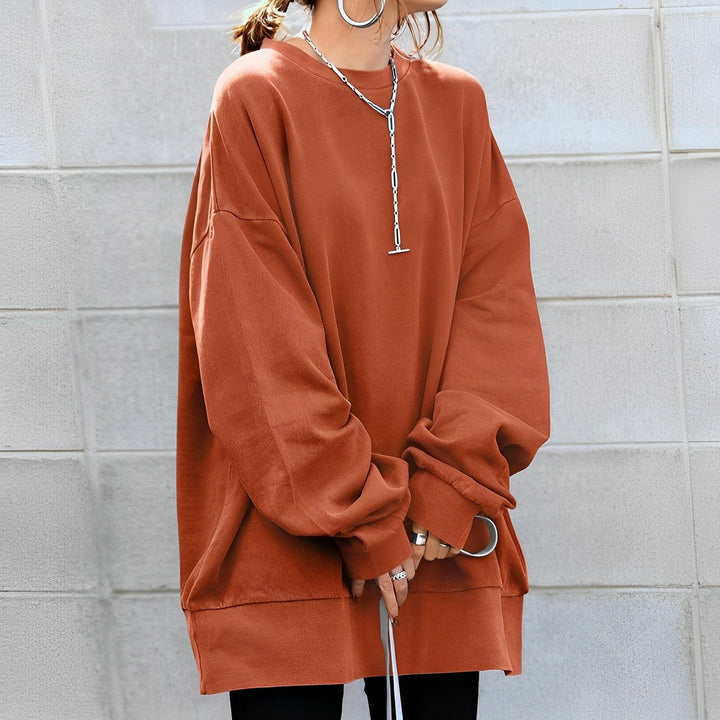 Women's oversized sweatshirt featuring a soft cotton-polyester blend, designed with a minimalist aesthetic for casual layering. 4