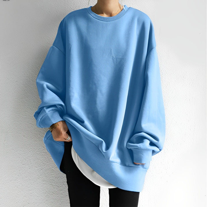 Women's oversized sweatshirt featuring a soft cotton-polyester blend, designed with a minimalist aesthetic for casual layering. 5
