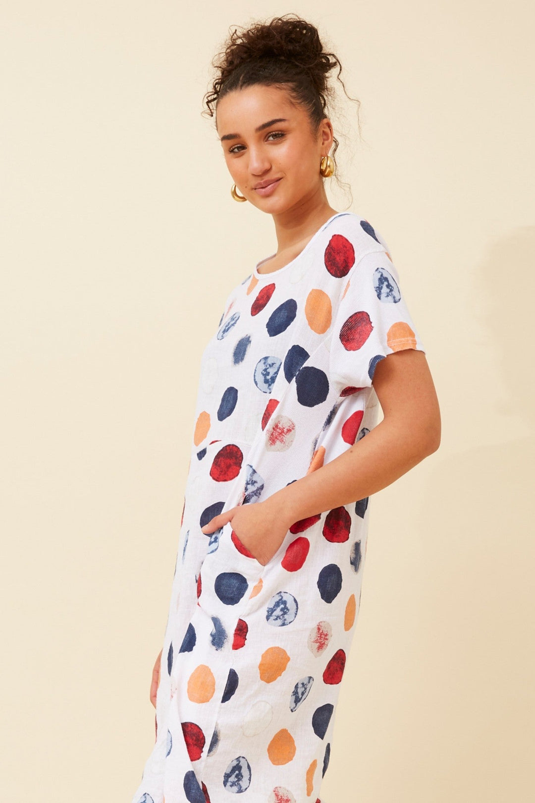 Women's knee-length polka dot linen summer dress with short sleeves and side pockets, featuring a relaxed fit for comfort and style. 7