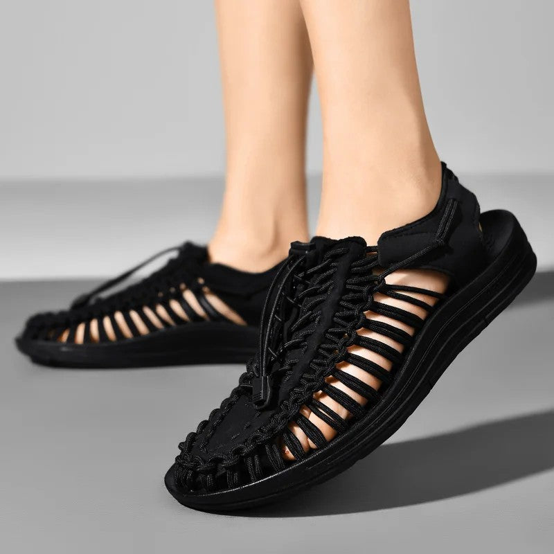 Woven beach sandals featuring a breathable design and lightweight flat sole, perfect for casual outdoor beachwear. 3