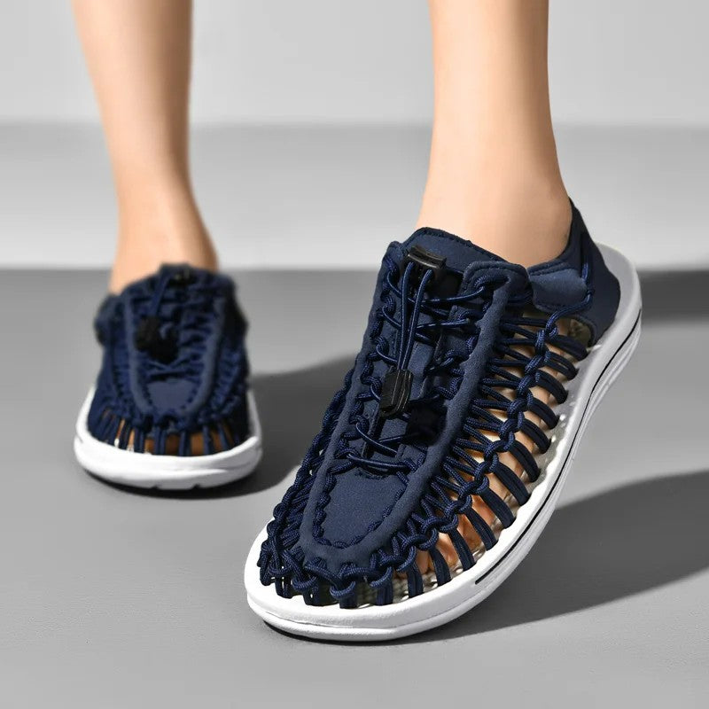 Woven beach sandals featuring a breathable design and lightweight flat sole, perfect for casual outdoor beachwear. 5